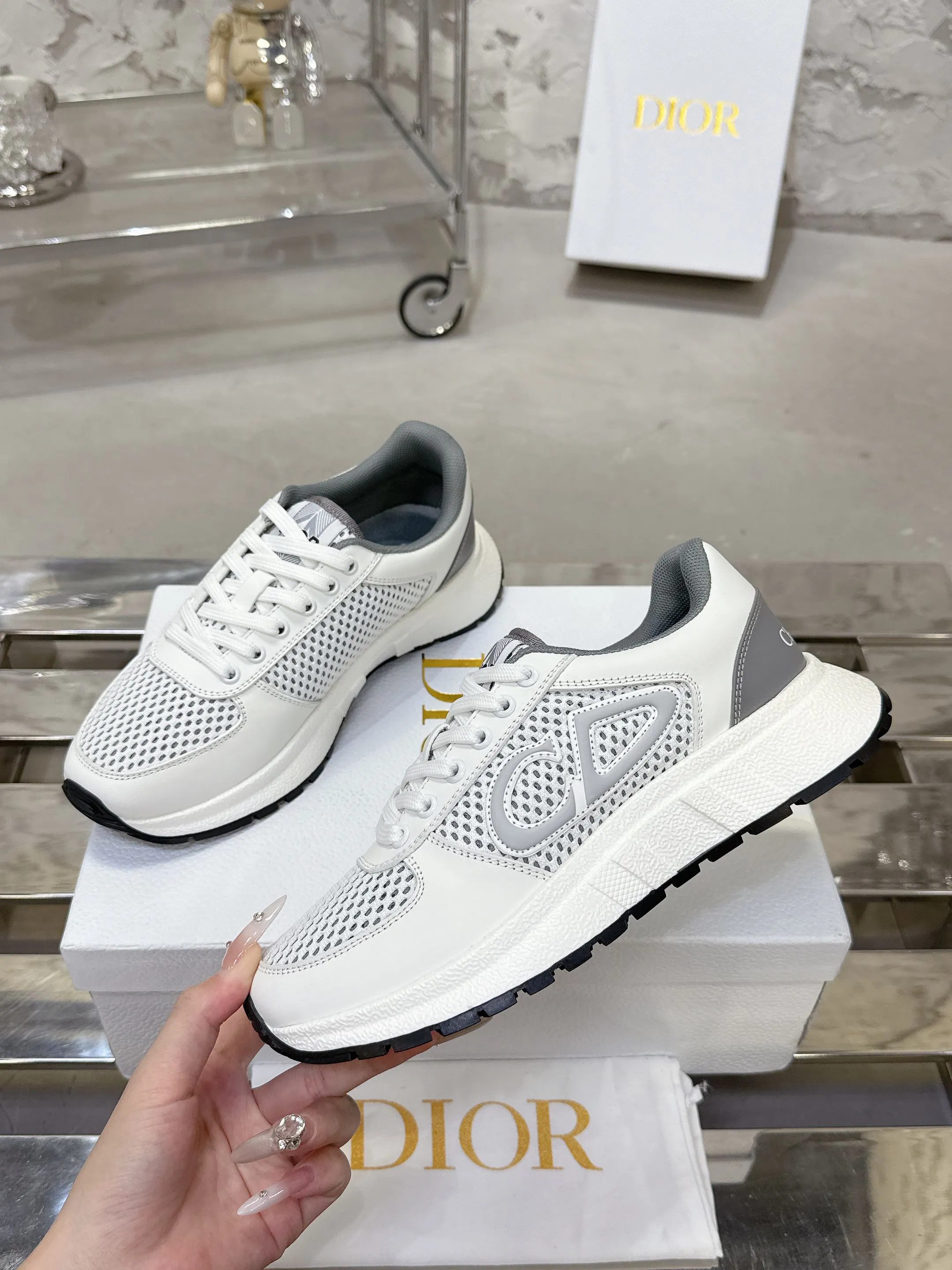 Factory price 680💰 Top version! ! ! Dior Dior's latest Run'n'Dior series, couple's thick-soled casual sneakers, originally purchased, developed and manufactured. This Run'n'Dior reinterprets sports style with an elegant and fashionable shape. The upper is crafted from white mesh fabric and features the Christian Dior Paris signature on the laces and heel. The exquisite two-color sole is light and soft, which can add a high-end temperament to all kinds of casual looks. Exquisite packaging at the delivery counter 🛍📦 ▪️Fabric: Original customized imported first-layer cowhide ▪️Inner lining: Imported original lining ▪️Sole: Original molded non-slip TPU material ▪️Size: Women's 35-41 / Men's 39-46 (Female 40 41 / Men's 38.45.46 customized)